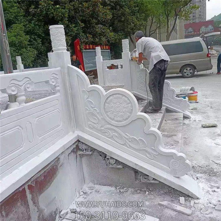 漢白玉旗臺(tái)欄板欄桿安裝，細(xì)節(jié)打磨處理雕塑