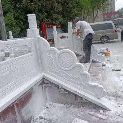漢白玉旗臺欄板欄桿安裝，細節(jié)打磨處理