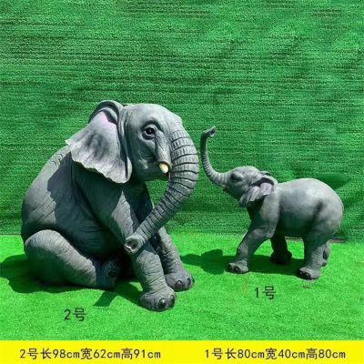 玻璃鋼仿真大象雕塑，蹲坐地上的大象和鼻子上揚(yáng)的小象