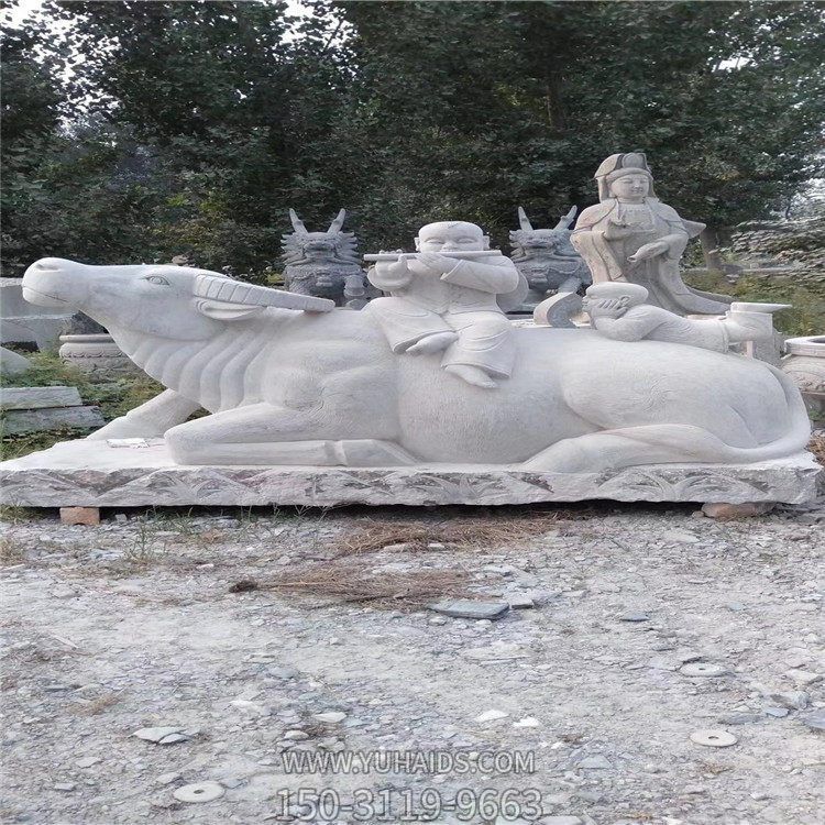 漢白玉牧童騎牛石雕，臥地上的水牛雕塑
