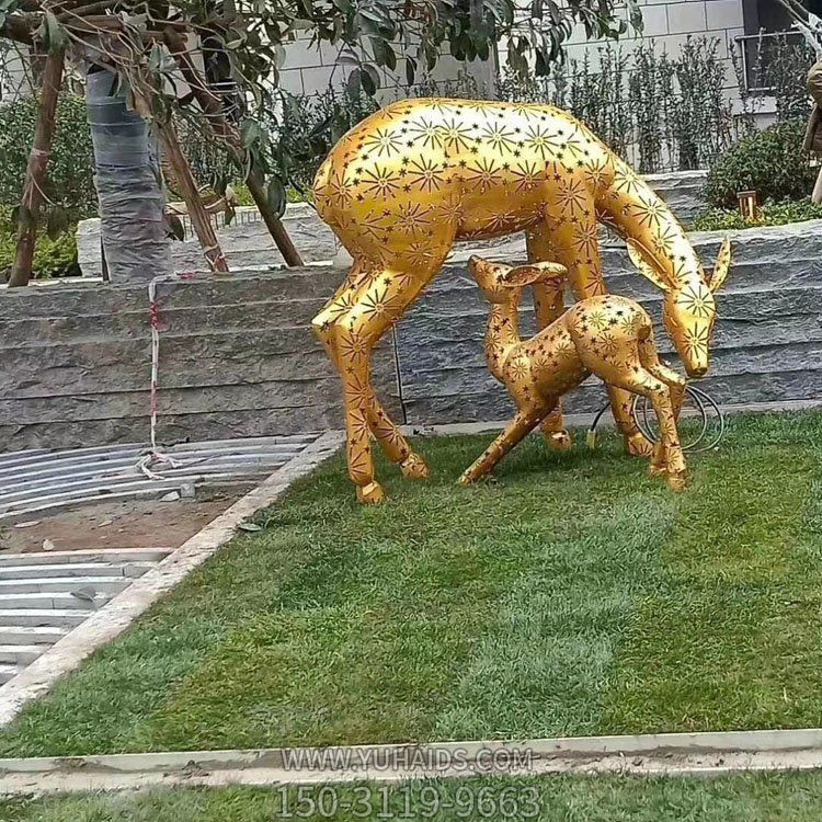 不銹鋼鏤空母子鹿，金色梅花鹿雕塑