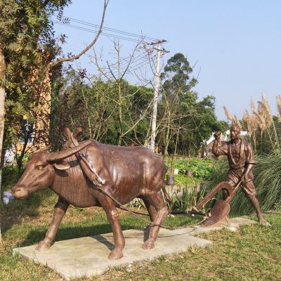 農(nóng)夫和耕牛耕地雕塑，農(nóng)耕主題場景雕塑