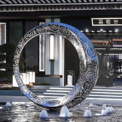 酒店水池?cái)[放不銹鋼雕刻花紋藝術(shù)圓環(huán)水景觀(guān)