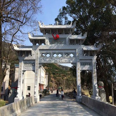 村口石牌坊，三間四柱石雕牌樓