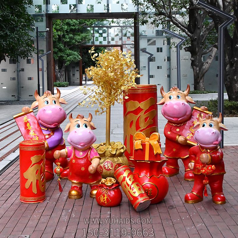 商業(yè)街?jǐn)[放一群招財進寶玻璃鋼牛雕塑