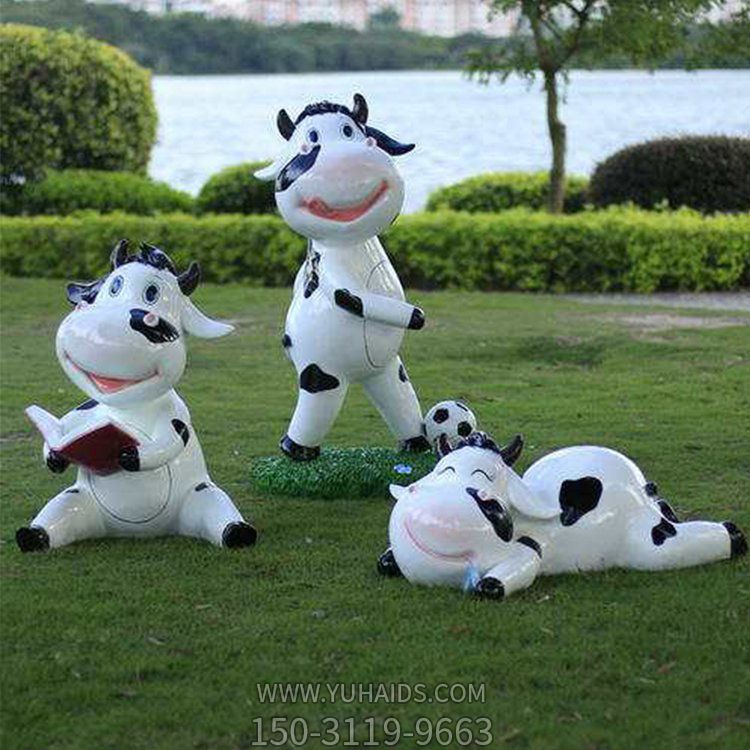 玻璃鋼噴漆卡通奶?？磿?踢足球趴著玩耍幼兒園組合小品雕塑