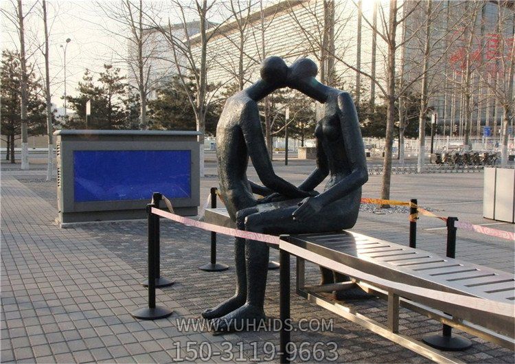 戶(hù)外街道長(zhǎng)椅坐著親吻的抽象人物雕塑