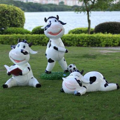 玻璃鋼噴漆卡通奶?？磿?踢足球趴著玩耍幼兒園組合小品