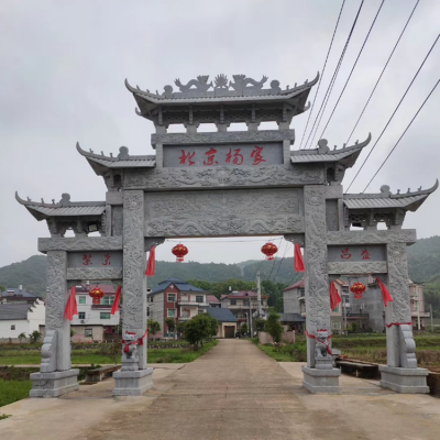村口花崗巖石雕牌樓，三間四柱多層石牌坊