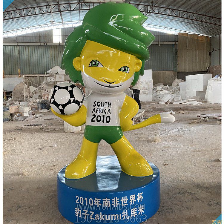 足球老虎卡通公仔，玻璃鋼體育運動主題卡通形象雕塑