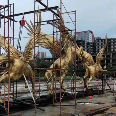 金色馬群，帶翅膀的飛馬雕塑