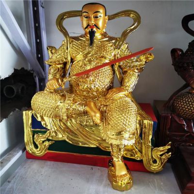 金色鎏金真武大帝銅像，單手持劍一腳盤坐一腳著地的真武祖師塑像