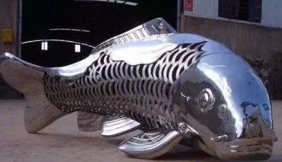 海邊一只不銹鋼鏤空大號(hào)魚(yú)雕塑
