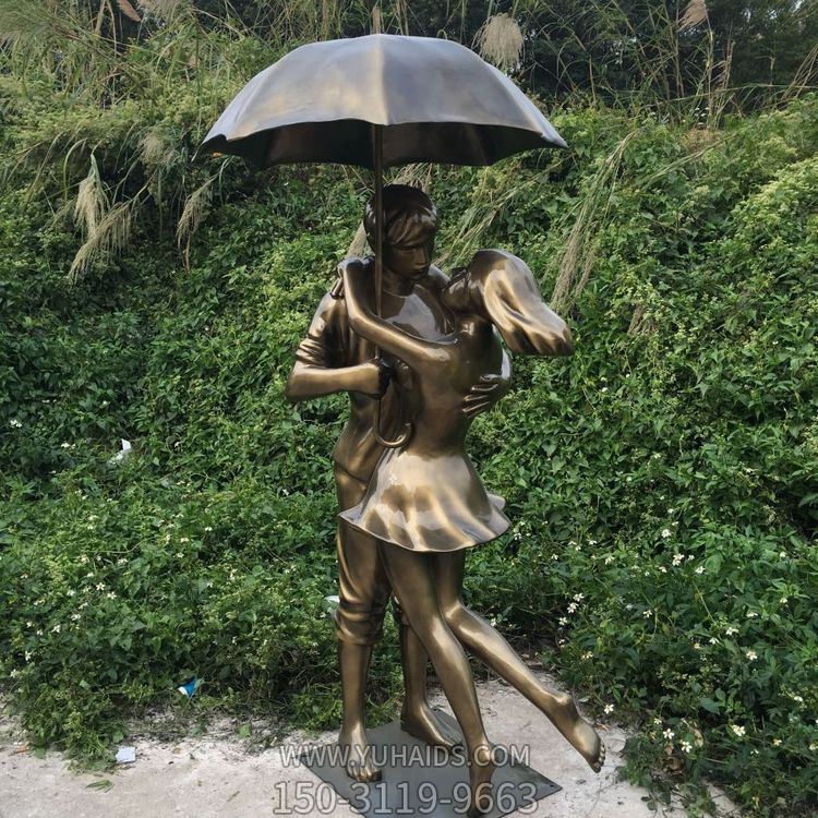 玻璃鋼情侶雕塑，撐傘擁抱的小情侶