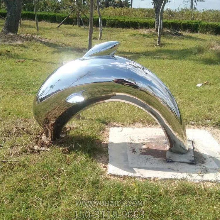 鏡面不銹鋼海豚，園林草坪躍出地面，鉆入地底的海豚雕塑