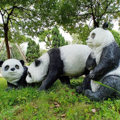 玻璃鋼熊貓雕塑，園林草叢動物擺件