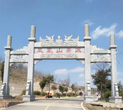景區(qū)入口石牌坊，沖天式三間四柱牌坊