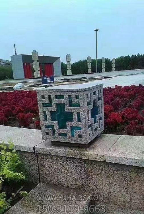 廣場(chǎng)擺放花崗巖雕刻鏤空中式太陽能板石凳雕塑