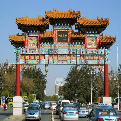 市政道路大牌坊，高跨度的彩繪石雕牌樓
