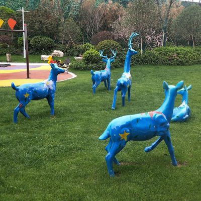 玻璃鋼彩繪鹿，藍(lán)色印花草坪動物擺件