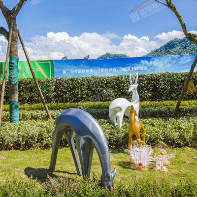 玻璃鋼抽象鹿雕塑，小區(qū)園林抽象動物擺件