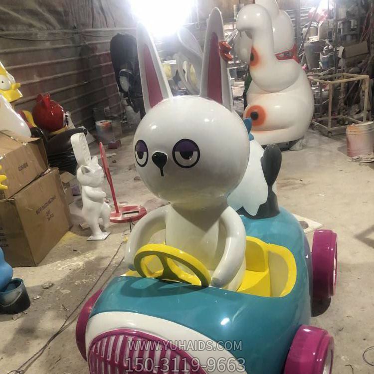 玻璃鋼卡通開(kāi)車的兔子景觀擺件雕塑
