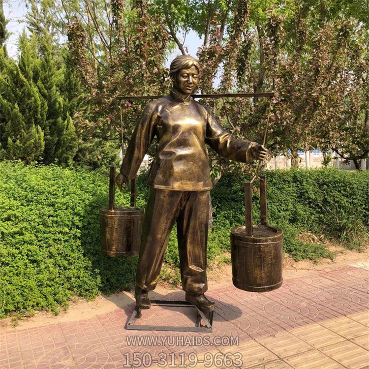 挑水的婦女，玻璃鋼仿銅勞動人物民俗生活雕塑