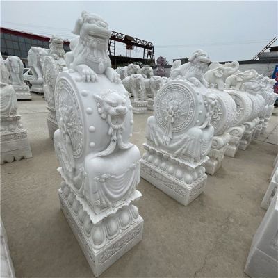 中式庭院門(mén)口擺放漢白玉浮雕小獅子石墩鎮(zhèn)宅招財(cái)抱鼓石