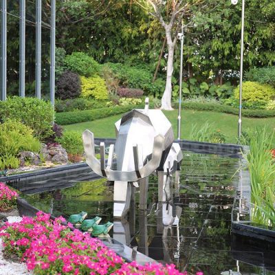 不銹鋼鹿，低頭喝水塊面梅花鹿