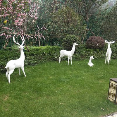 玻璃鋼白色鹿雕塑，小區(qū)園林草坪動物擺件
