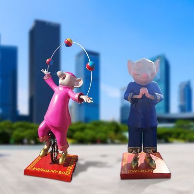 戶(hù)外創(chuàng)意裝飾品擺件玻璃鋼打造變戲法的老鼠雕塑