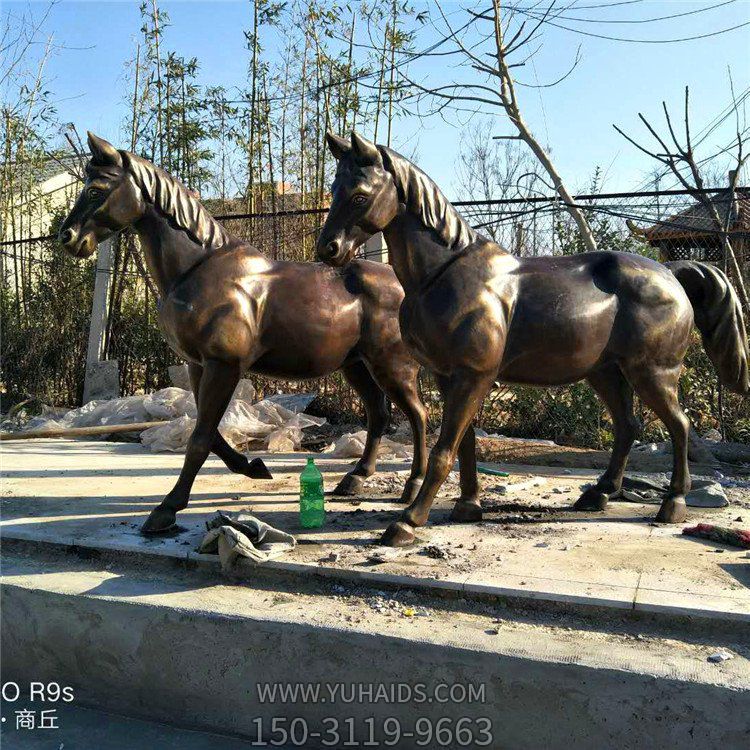 銅雕馬兒，肌肉強(qiáng)健的馬雕塑