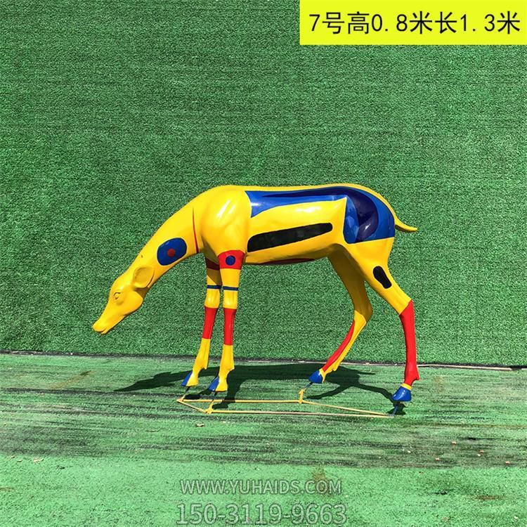 彩繪鹿，低頭玻璃鋼鹿雕塑