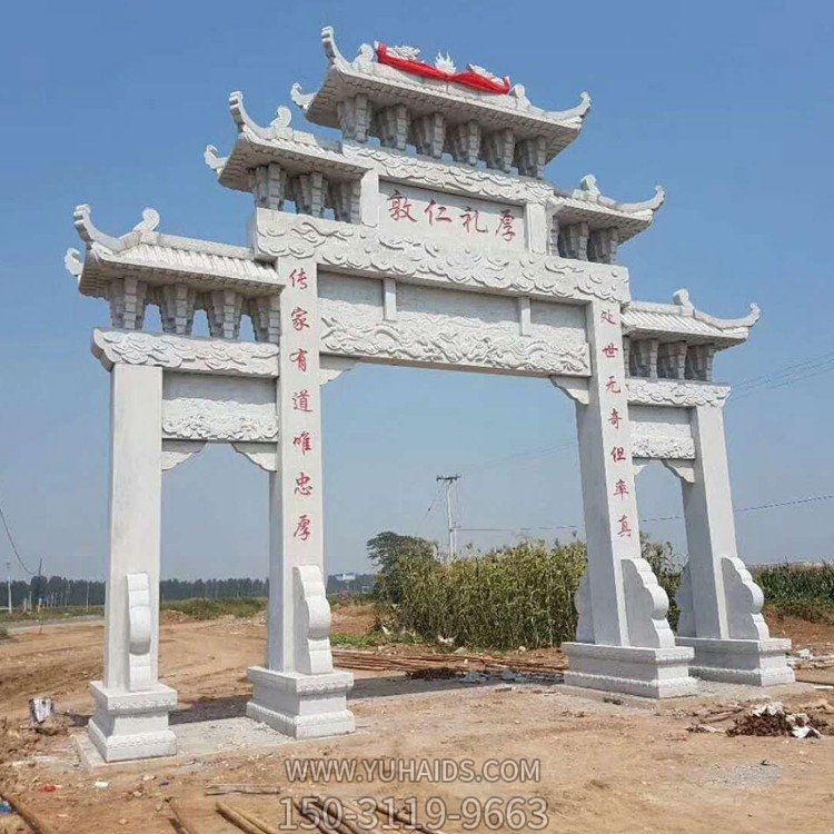 景區(qū)村莊入口擺放三門(mén)五樓石雕牌坊雕塑