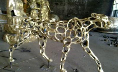空心不銹鋼行走中的黃色金錢豹，科技創(chuàng)意雕塑