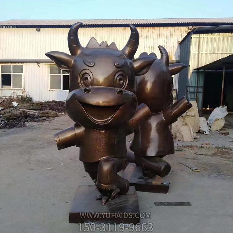 游樂(lè)園擺放玻璃鋼仿銅卡通牛景觀(guān)雕塑