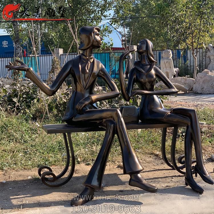 玻璃鋼情景雕塑，一對(duì)男女坐在鐵藝長(zhǎng)凳上手舞足蹈地交談