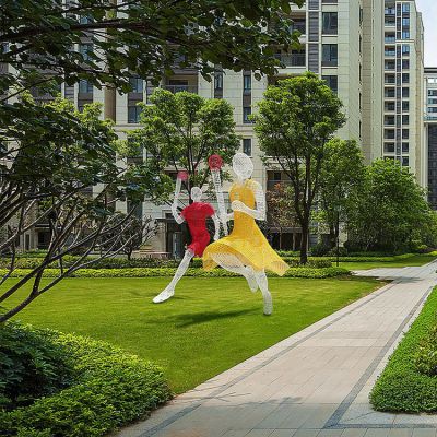 傳遞火炬，鐵藝網(wǎng)格彩色運(yùn)動(dòng)主題人物雕塑
