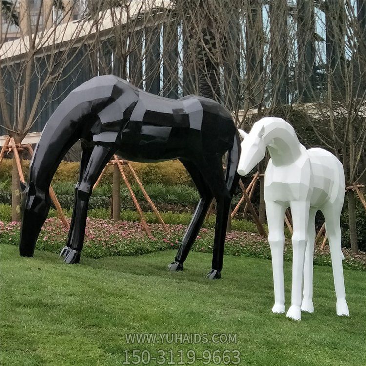 玻璃鋼馬兒，抽象塊面馬雕塑，黑白兩色，可改色