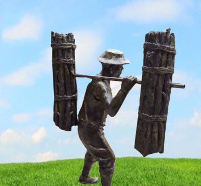 古代銅雕鄉(xiāng)村挑柴的老人雕塑、