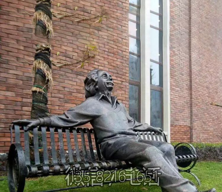 城堡戶外坐在長(zhǎng)椅休息的西方名人愛因斯坦雕塑