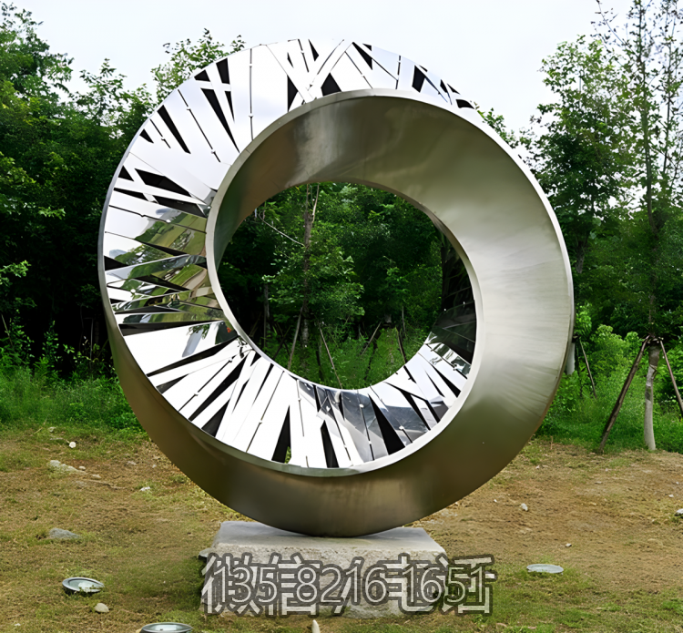 圓環(huán)雕塑-戶外草坪不銹鋼鏤空創(chuàng)意個性圓環(huán)雕塑