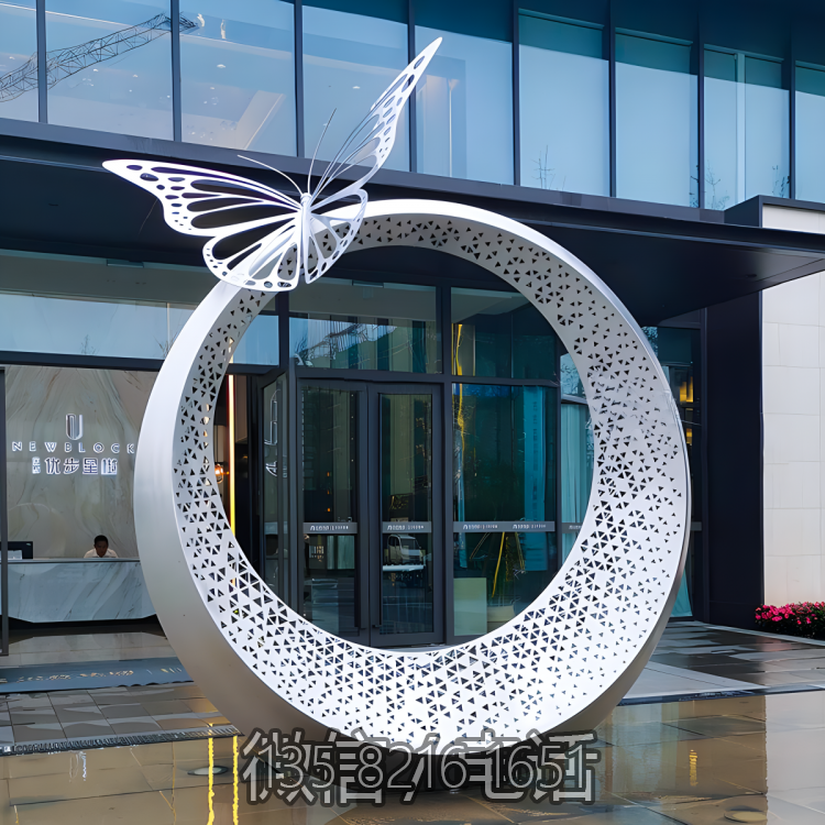 圓環(huán)雕塑-戶外廣場不銹鋼鏤空蝴蝶落在圓環(huán)雕塑