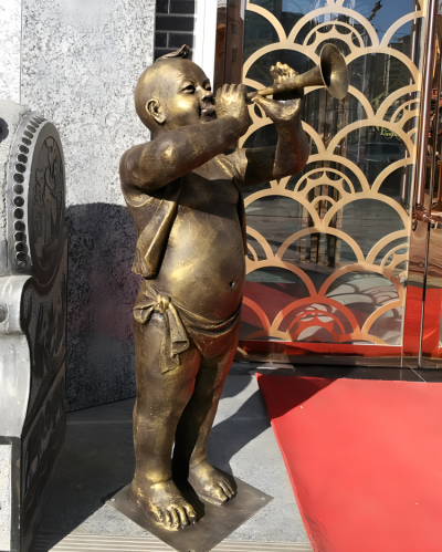 酒店門(mén)口景觀玻璃鋼仿銅吹嗩吶的兒童雕塑