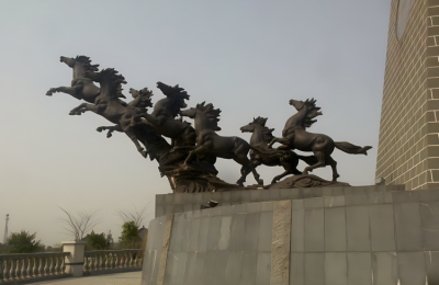 商業(yè)街景觀(guān)裝飾擺件玻璃鋼仿銅定制十二生肖馬群雕塑