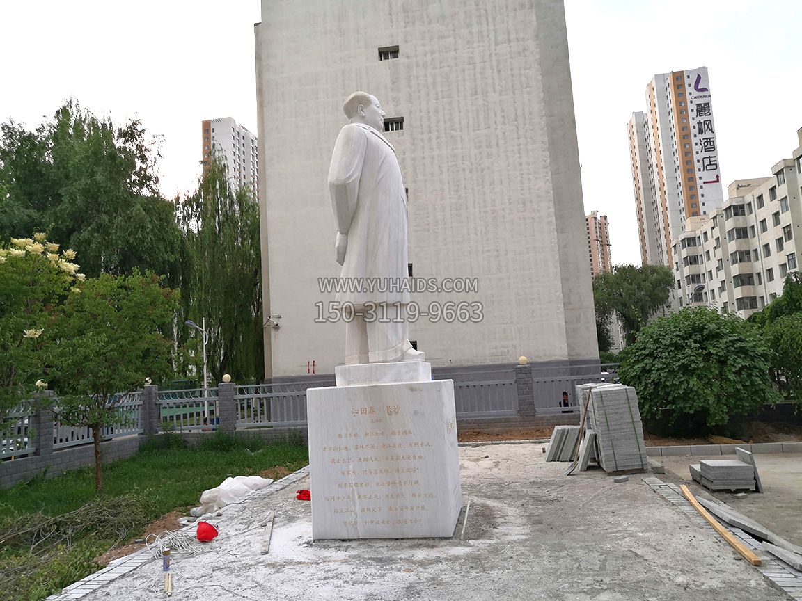 青海石油博物館，漢白玉毛主席石雕像，側(cè)視效果