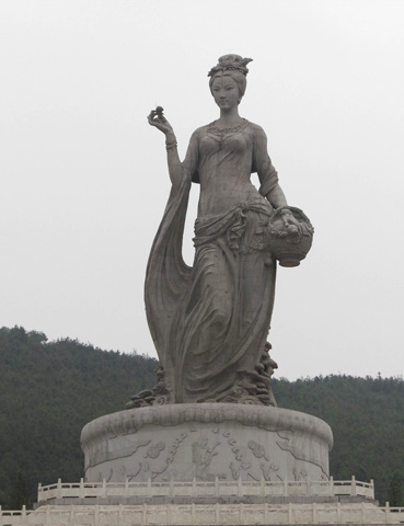 神女：總高51.9米，由1160塊花崗石構(gòu)成，自重1000多噸的茶山神女